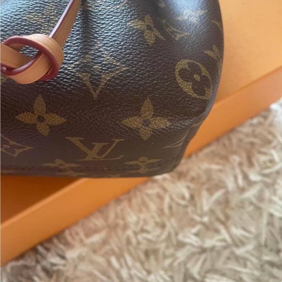 Perfect condition! Comes with receipt and box - Picture 7 of 7